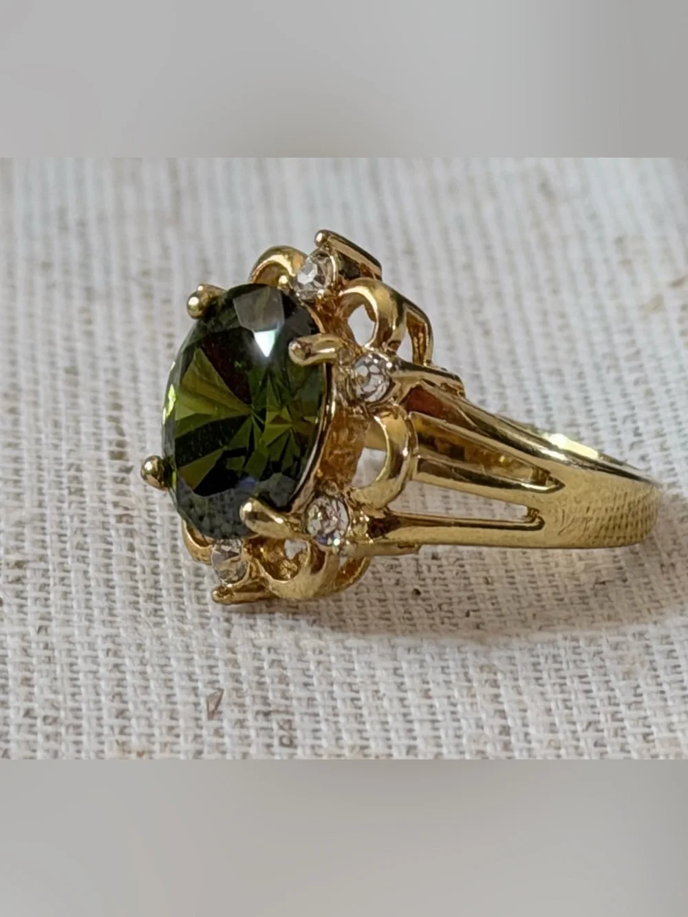 Gold-Tone Scalloped Cluster Ring with Faceted Green Stone - Size 7